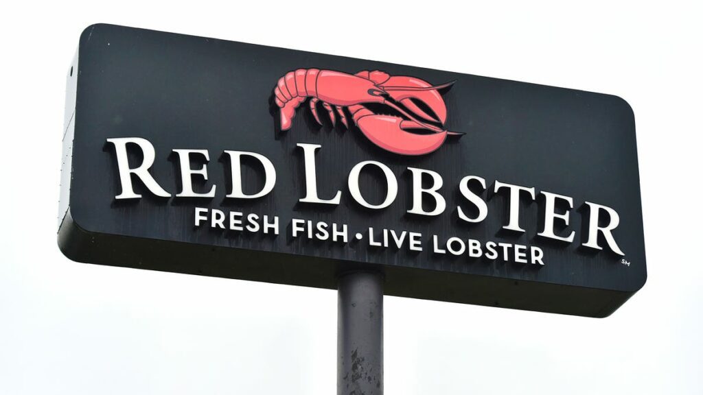 Which Iowa Red Lobster restaurants closed after financial challenges?