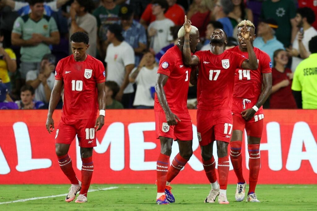 Panama roughs up Bolivia at Copa, advances to knockout stage