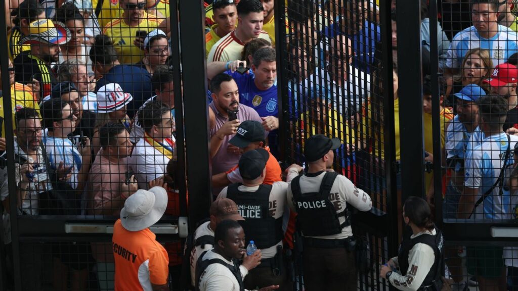 Copa América final start delayed after fans rush gates