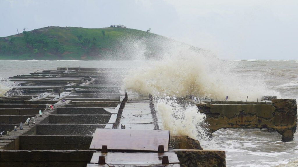 Hurricane Ernesto headed to Bermuda with 100 mph winds