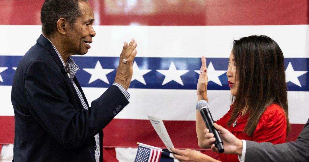 Panama native and baseball great Rod Carew becomes U.S. citizen at 78