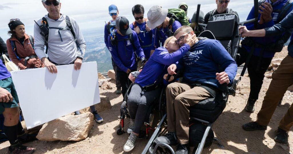 Alongside unlikely team, Colorado Springs teen in wheelchair summits Pikes Peak | Lifestyle