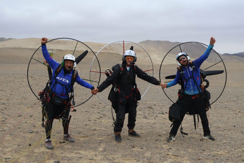 Paramotorists soar across remote Peru desert to collect threatened plants