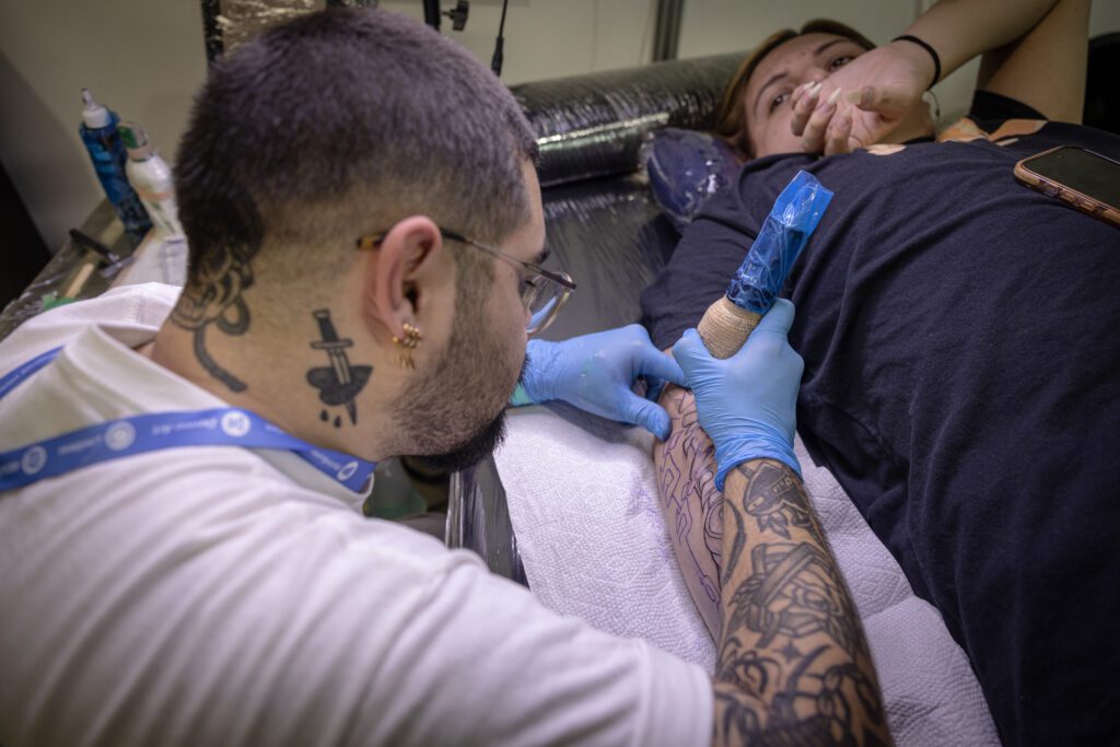 Más de cien tatuadores de América están en Guatemala para exhibir su arte