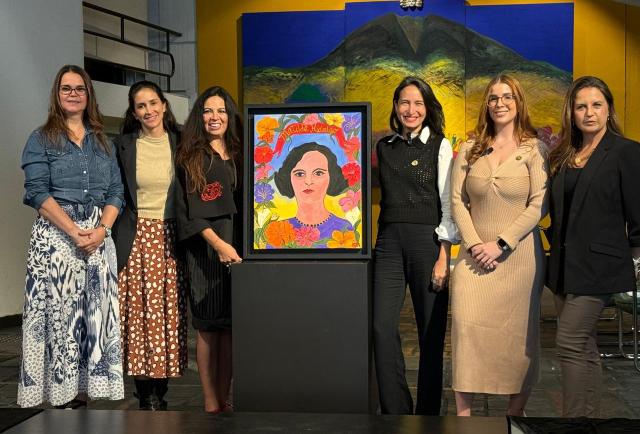 Ecuador entrega a la OEA retrato de Matilde Hidalgo