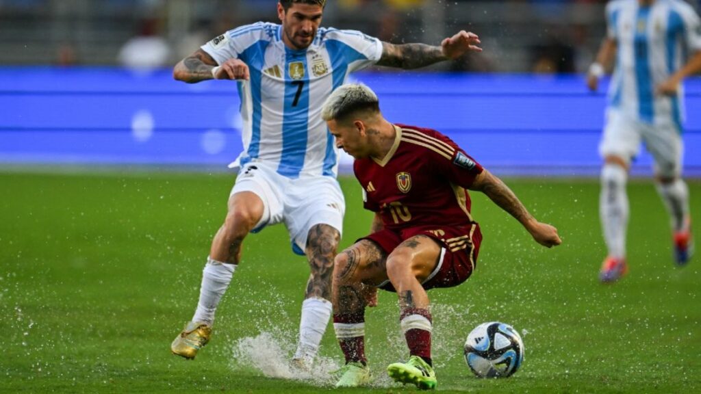 Argentina's midfielder Rodrigo De Paul and Venezuela's midfielder Yeferson Soteldo fight for the ball during the 2026 FIFA World Cup South American qualifiers football match between Venezuela and Argentina, at the Monumental de Maturín stadium in Maturín, Venezuela, on October 10, 2024.