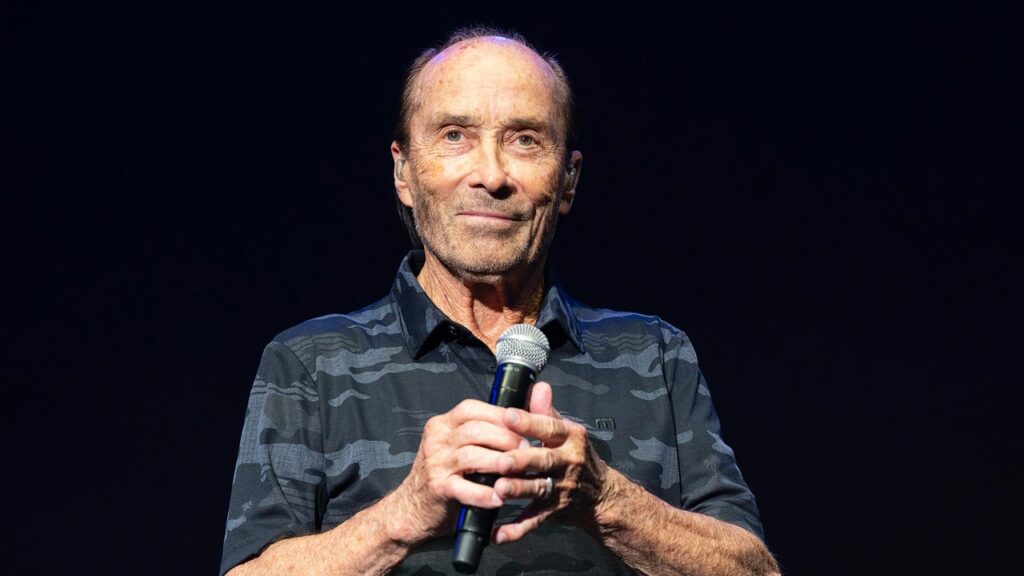 Lee Greenwood Says Kamala Can Use “God Bless the USA”—but Only If She Asks in Person