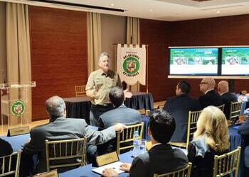 Environment Minister Juan Carlos Navarro announces new measures to protect the Darién National Park. Ministro de Medio Ambiente, Juan Carlos Navarro, anuncia nuevas medidas para proteger el Parque Nacional Darién.