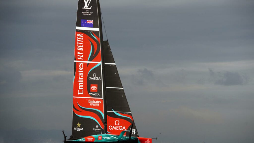 New Zealand extends America's Cup lead on Britain