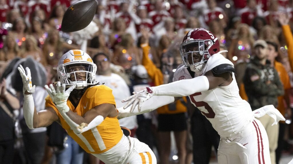 Sampson scores twice, Iamaleava overcomes early struggles in Tennessee's 24-17 victory over Alabama