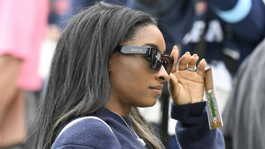 Simone Biles poses in ab revealing all-white sweatsuit in sister selfie