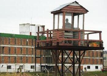 A guard tower outside Uruguay's Santiago Vázquez prison. Una torre de vigilancia afuera de la prisión uruguaya de Santiago Vázquez.