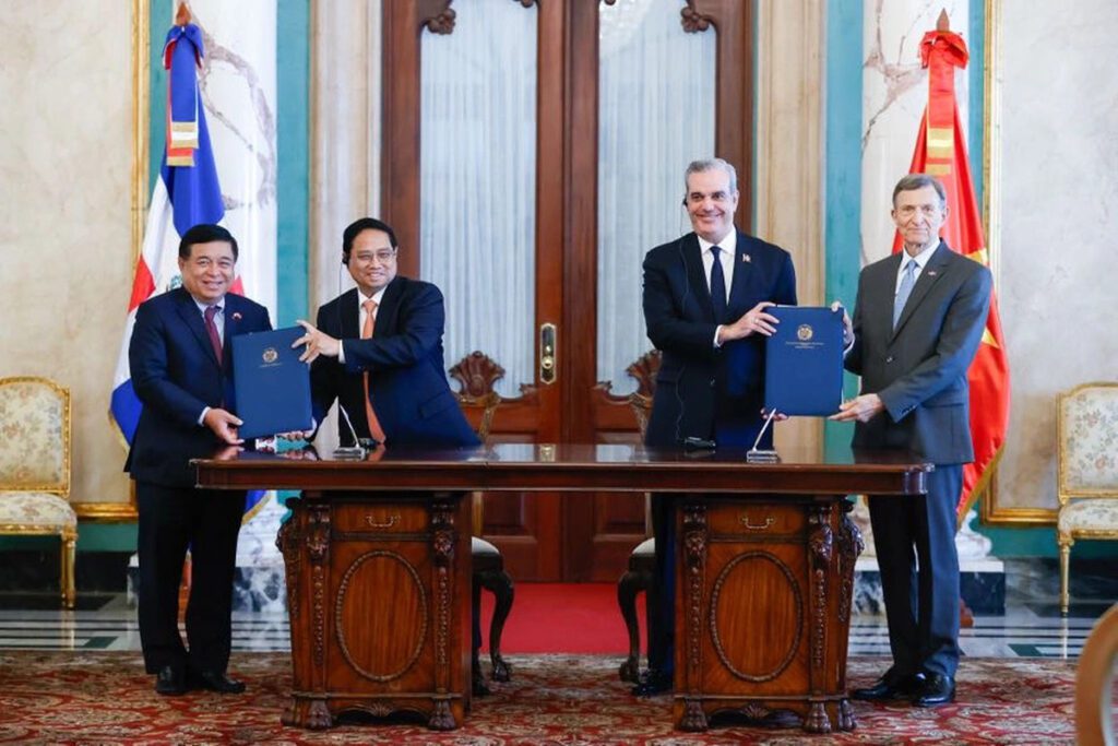 Vietnam, Dominican Republic vow to boost ties, sign cooperative deals