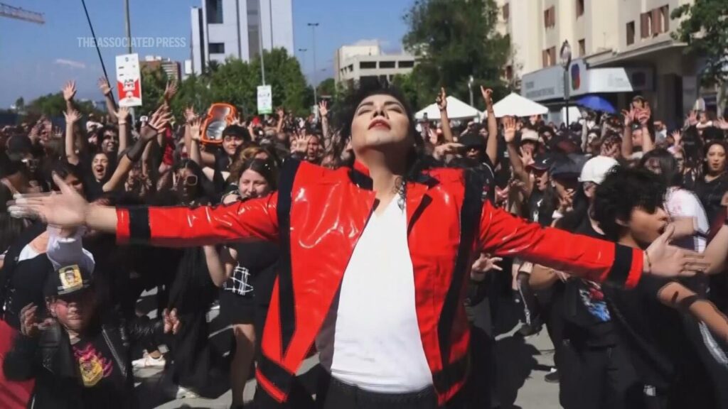 Hundreds of Michael Jackson fans celebrate with a massive choreography in Chile