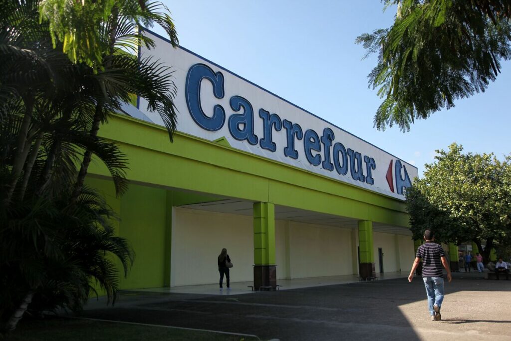 JBS, Minerva Resume Beef Sales to Carrefour After Public Apology to Brazil