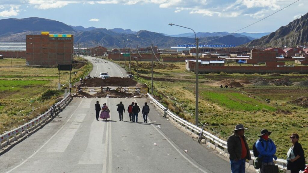 Immigration authorities expect large flows of immigrants from the slowing Bolivian economy.