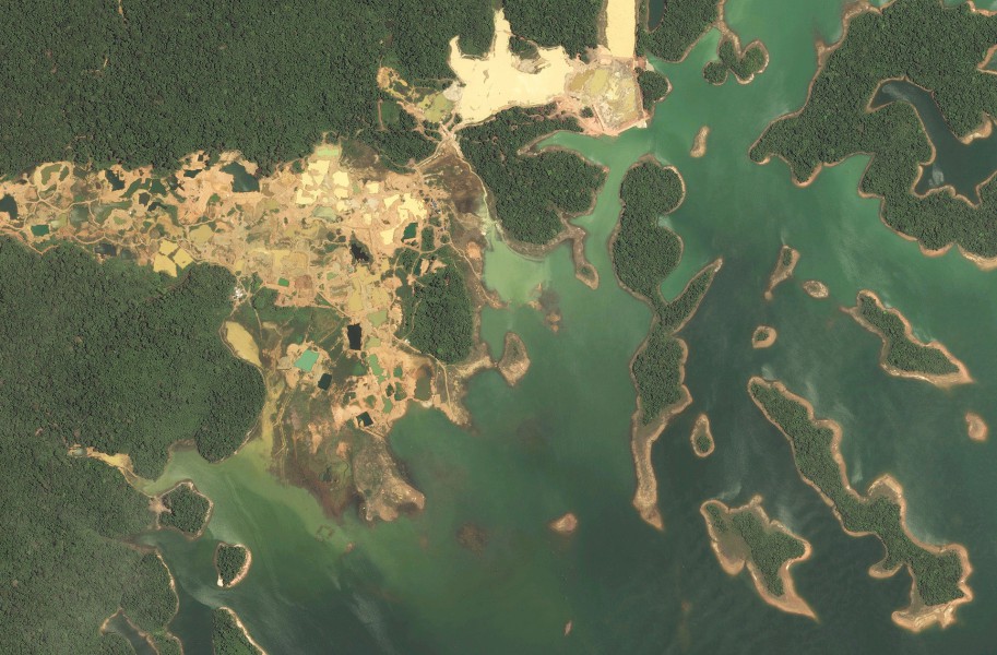 A gold mine occupies the shores of Brokopondo Reservoir in central Suriname. Image courtesy of the ACT.