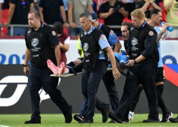 Uruguay player stretchered off after clashing heads with US defender during Copa America game