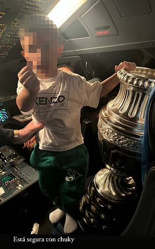 Cristian Romero posted a picture of his child with the trophy in the cockpit of a plane