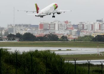 Algarve flights to North and South America