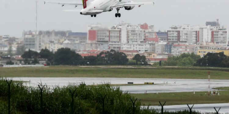 Algarve flights to North and South America