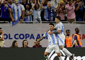 Argentina barely hangs on in shootout win over Ecuador