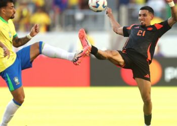 Brazil's Lucas Paqueta and Colombia's Daniel Munoz fight for a ball