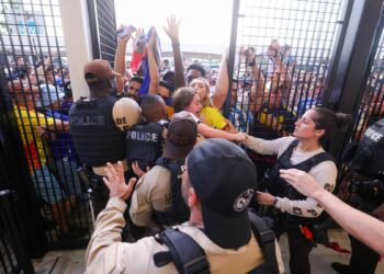 Chaos at Copa America final: Fans without tickets crash gate - USA TODAY