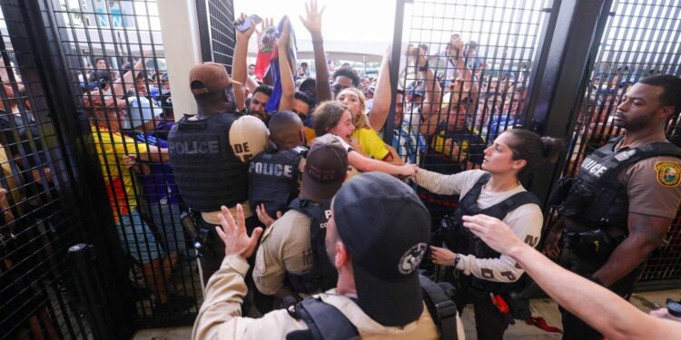 Chaos at Copa America final: Fans without tickets crash gate - USA TODAY