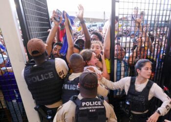 Copa America final: Fans breach security at stadium in Florida delaying start of Argentina and Colombia clash | US News