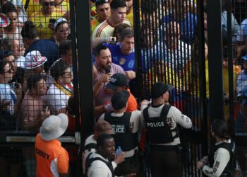 Copa América final start delayed after fans rush gates