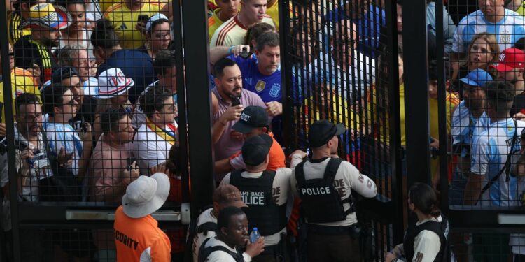 Copa América final start delayed after fans rush gates