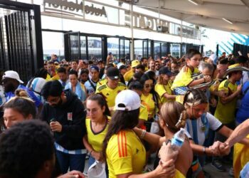 Crowd Chaos As Fans Kept Waiting Outside Copa America…