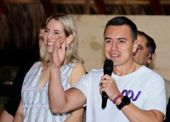 SANTA ELENA, ECUADOR - OCTOBER 15: Newly elected President of Ecuador Daniel Noboa of Acción Nacional Democrática coalition (R) speaks next to his wife Lavinia Valbonesi (L) after winning the presidential runoff at Olon coast on October 15, 2023 in Santa Elena, Ecuador. According to official results, Daniel Noboa of Accion Democratica Nacional has 52,28% of the votes and Luisa Gonzalez of Revolucion Ciudadana has 47,72%, with 91,05 of the voting counted. Noboa will complete the 2021-2025 period after President Guillermo Lasso applied the "cross death" to dissolve parliament a call for early elections. (Photo by Franklin Jacome/Getty Images)