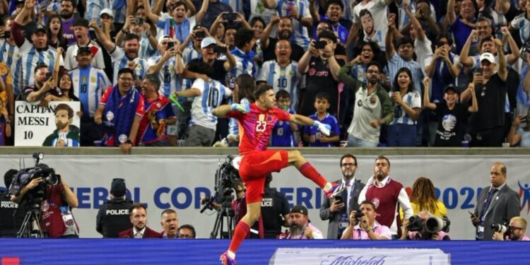 Lionel Messi's 'Panenka' Attempt Goes Unlucky, 'Dibu' Martinez's Penalty Shootout Heroics Seal Semis Berth — WATCH