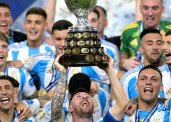 Messi lifts Copa America trophy with Di Maria and Otamendi!
