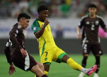 Mexico rallies to beat Jamaica 1-0