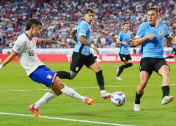 Uruguay defeats host USA 1-0 to book quarter final spot