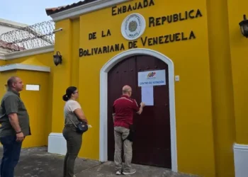 Venezuelans Abroad Exercise Their Right to Vote in the Embassy of Venezuela