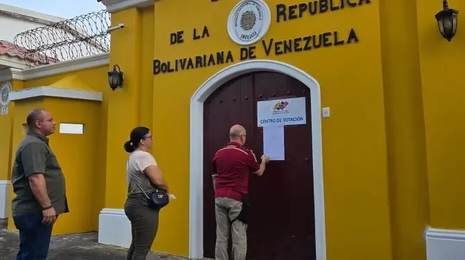 Venezuelans Abroad Exercise Their Right to Vote in the Embassy of Venezuela
