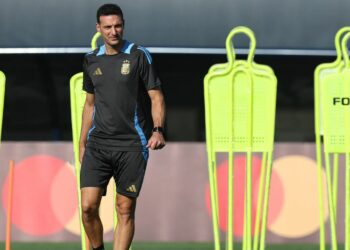 Why are Scaloni and Gareca suspended in Copa America?