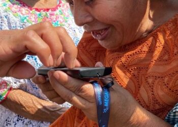 Bible distribution for widows in Guatemala