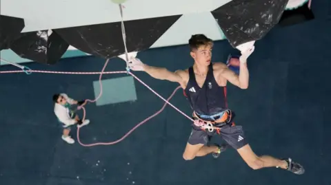 Reuters Toby Roberts climbing at Paris Olympics