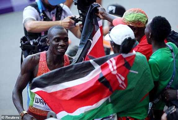 Paris 2024 Olympics - Athletics - Men's 800m Final - Stade de France, Saint-Denis, France - August 10, 2024. Emmanuel Wanyonyi of Kenya celebrates after winning gold. REUTERS/Phil Noble