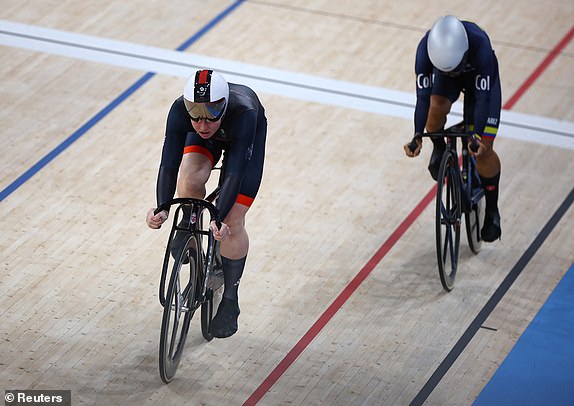 Paris 2024 Olympics - Track Cycling - Women's Sprint, Quarterfinals - Race 2 - Saint-Quentin-en-Yvelines Velodrome, Montigny-le-Bretonneux, France - August 10, 2024. Emma Finucane of Britain and Martha Bayona Pineda of Colombia in action during heat 2. REUTERS/Agustin Marcarian