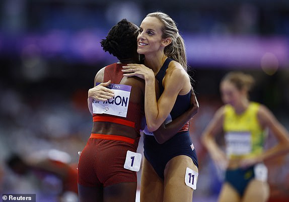 Paris 2024 Olympics - Athletics - Women's 1500m Semi-Final 1 - Stade de France, Saint-Denis, France - August 08, 2024. Faith Kipyegon of Kenya and Georgia Bell of Britain react after competing. REUTERS/Sarah Meyssonnier