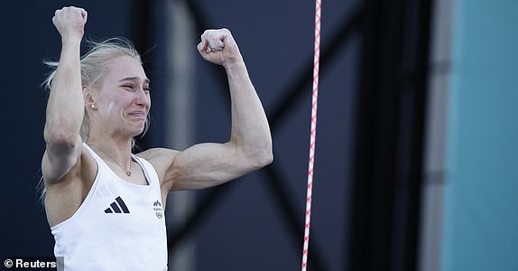 Paris 2024 Olympics - Climbing - Women's Boulder & Lead, Final Lead - Le Bourget Sport Climbing Venue, Le Bourget, France - August 10, 2024. Erin Janja Garnbret of Slovenia celebrates after winning the gold REUTERS/Benoit Tessier