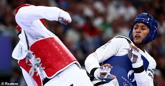 Paris 2024 Olympics - Taekwondo - Men +80kg Semifinal - Grand Palais, Paris, France - August 10, 2024. Caden Cunningham of Britain in action with Cheick Sallah Cisse of Ivory Coast. REUTERS/Tingshu Wang