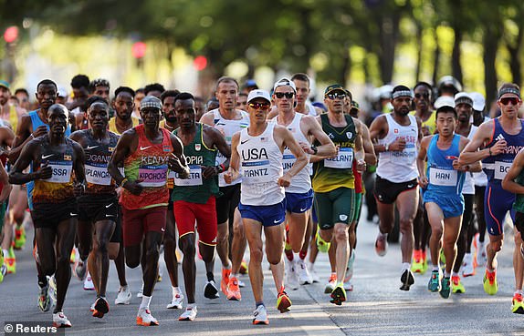 Paris 2024 Olympics - Athletics - Men's Marathon - Paris, France - August 10, 2024. Eliud Kipchoge of Kenya and Eliud Kipchoge of Kenya at the front of the field during the race. REUTERS/Lisa Leutner