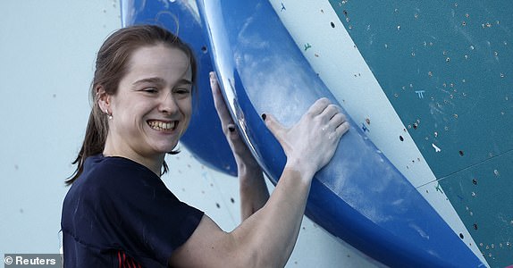 Paris 2024 Olympics - Climbing - Women's Boulder & Lead, Final Boulder - Le Bourget Sport Climbing Venue, Le Bourget, France - August 10, 2024. Erin McNeice of Britain in action. REUTERS/Benoit Tessier